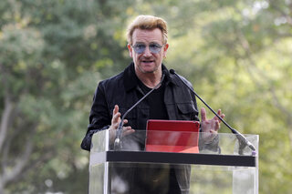 Bono, chanteur du groupe de rock mythique U2, à une réunion d'Amnesty International.