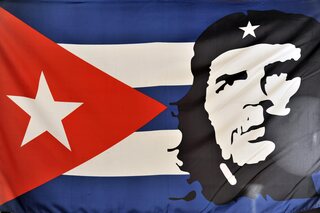 Le portrait de Che Guevara, symbole révolutionnaire, sur un drapeau de Cuba