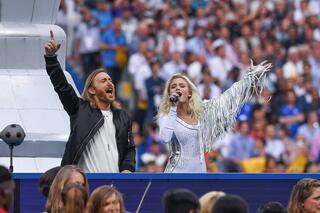David Guetta et Zara Larsson chantent à la cérémonie de clôture de l'Euro 2016 en France