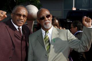 Former US athletes Tommie Smith (L) and John Carlos arrive at the 2008 ESPY Awards