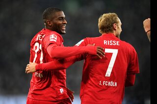 Marcel Risse du FC Cologne marque sur coup franc contre le Borussia Mönchengladbach