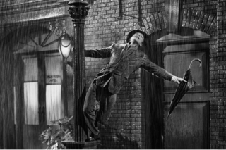 Gene Kelly chantant et dansant dans la mythique scène de 'Chantons sous la pluie'