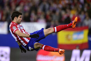 Diego Costa net na zijn schot, nog hangend in de lucht