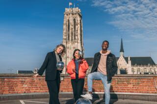 Maar het contact met de luisteraar gaat verder dan dat. DWW-ambassadeurs Gloria Monserez, Kawtar Ehlalouch en Stéphan Tanganagba willen tijdens De Warmste Week iedereen aan het dansen krijgen.