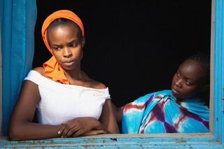 De film vertelt het aangrijpende verhaal van Amina, een praktiserende moslima die met haar dochter Maria (15) in de buitenwijken van N'Djamena in Tsjaad woont.