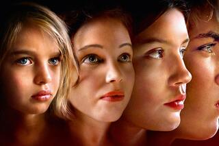 Dans Orpheline, quatre actrices interprètent un seul personnage.