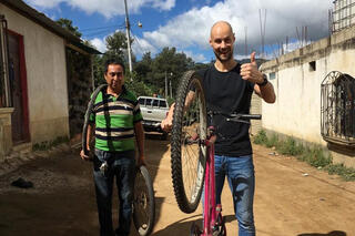 Tom fietst Guatemala