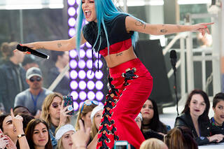 Les stars montrent leur ventre nu