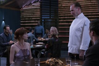 Anya Taylor-Joy en Ralph Fiennes in 'The Menu'