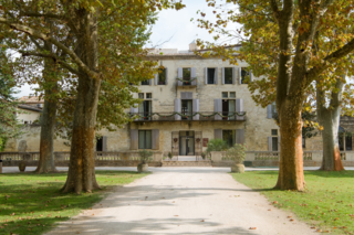Le château de Calvières, et son allée d'ifs et de platanes, célèbre lieu de tournage de la série 'Ici tout commence'
