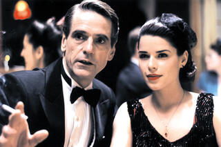 Jeremy Irons en Neve Campbell in 'Last Call'