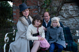 Roald Dahl en zijn gezin, een beeld uit de film 'To Oliva'