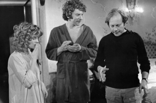 Donald Sutherland, Julie Christie en regisseur Nicholas Roeg op de set van 'Don't Look Back'