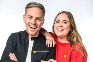 Peter Van de Veire (MNM) en Fien Germijns (StuBru) trappen tijdens De Warmste Week elke dag DWW Radio op gang.