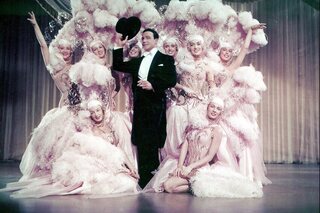 'Chantons sous la pluie' a été ensuite adapté au théâtre