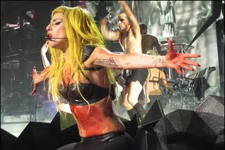 Lady Gaga plein de faux sang