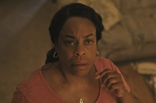 Découvrez l’actrice qui incarne avec brio la voisine du tueur dans ‘Monstre : l’histoire de Jeffrey Dahmer’