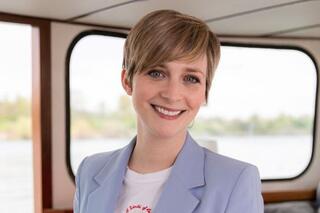 Fanny Jandrain fait découvrir la belgique avec des invités à bord d'un bateau