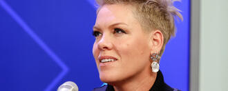 De grootste sterren verschijnen op het podium tijdens Live Aid voor Oekraïne