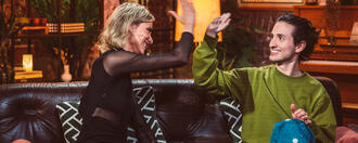 Bert De Kock en Lize Feryn op de sofa in 'Saartje'