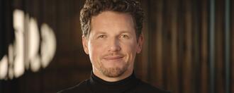 ‘Van Peel tot Evenaar’ (VRT Canvas): een nieuwe comedyshow over de wereldreis van Michael Van Peel