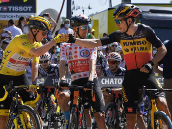Pogacar wint zonder veel zorgen de Ronde van Frankrijk