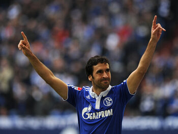 One day, one goal : Raúl réalise le lob parfait avec Schalke 04